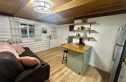 Sevierville Cabin | Cozy cabin with hot tub in Sevierville TN! Welcome to the Little Hideaway!