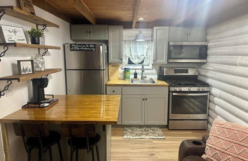 Sevierville Cabin | Cozy cabin with hot tub in Sevierville TN! Welcome to the Little Hideaway!