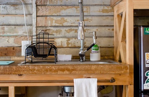 Kenilworth Apartment | Cozy Cave 5 minutes to DOWNTOWN with Garden and Mountain View’s