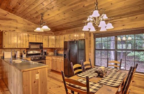 Hidden Lake House | Cozy Cherry Log Cabin ~ 10 Mi to Mercier Orchards