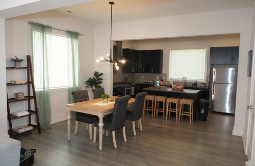 Sugar Creek House | Cozy Chic 3-Bedroom Palace Near I-85/UNCC
