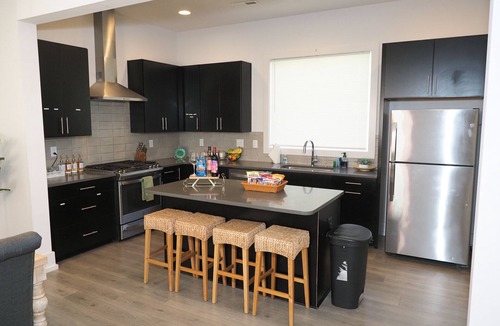 Sugar Creek House | Cozy Chic 3-Bedroom Palace Near I-85/UNCC