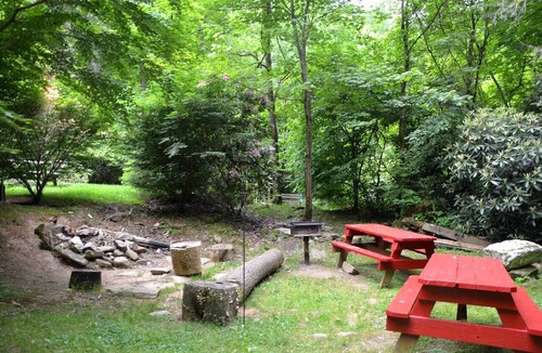 Cherokee Cabin | Cozy Creekside Cabin Rental near Cherokee, North Carolina