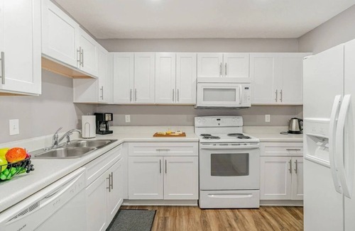 Nashville Condo | Cozy Dual-Condo Retreat Near Downtown/Airport