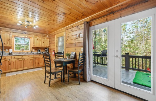 Morganton Cabin | Cozy, Fire Pit, Putt Putt, Fireplace, Dogs allowed, Close to hikes and lakes