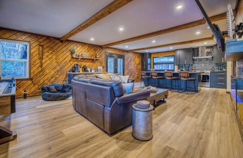Ellijay Cabin | Cozy Getaway in Ellijay, GA Hot Tub Fire Pit Dog Friendly Mountain Retreat