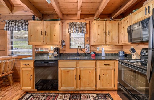 Sevierville Cabin | Cozy Log Cabin-Hot Tub-Fire-Pit-Pond-CLEAN-Dollywood-Soaky Water Park-Dollywood