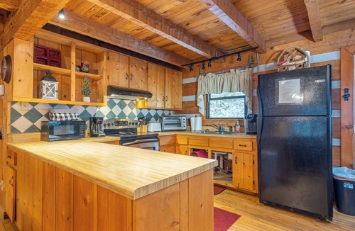Sugar Mountain Cabin | Cozy log cabin just minutes from Sugar Mountain. Warm wood interiors, a covered hot tub perfect for winter nights, and easy access to Banner Elk and Beech Mountain. A welcoming retreat for relaxing, reconnecting, and enjoying the mountains year round