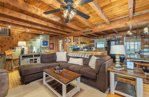 Sugar Mountain Cabin | Cozy log cabin just minutes from Sugar Mountain. Warm wood interiors, a covered hot tub perfect for winter nights, and easy access to Banner Elk and Beech Mountain. A welcoming retreat for relaxing, reconnecting, and enjoying the mountains year round