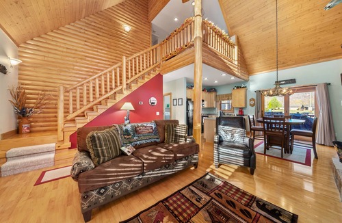 Maggie Valley Cabin | Cozy Log Cabin/Mountain Views & Rushing Creek/Pet-Friendly