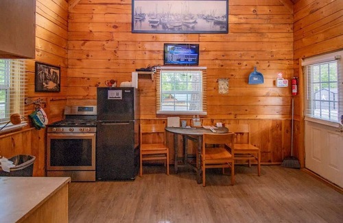 Columbia Cabin | Cozy Log Cabin Retreat near Green River Lake State Park, Perfect for a Weekend of Fishing