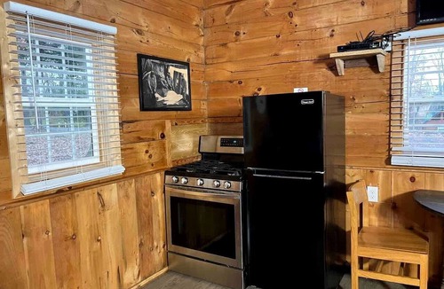 Columbia Cabin | Cozy Log Cabin Retreat near Green River Lake State Park, Perfect for a Weekend of Fishing