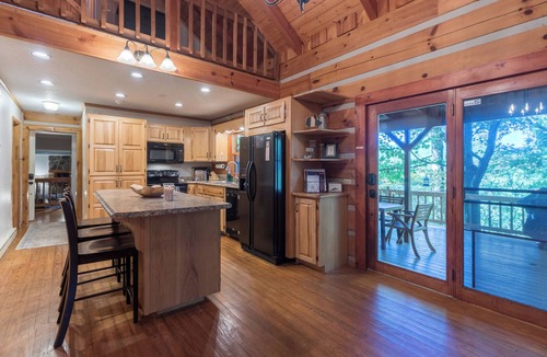 Highlands Cabin | ❤ Cozy Log Cabin w/Stunning View! Waterfall, 3 Fireplaces, Arcade, Stocked! 🏞