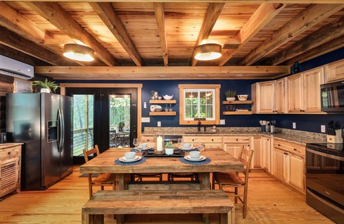 Berkeley Springs Cabin | 🍁 Cozy Luxury Cabin 🏡 Hot Tub ♨️ Fire Pit 🔥 Game Room 🎱 Minutes to Town