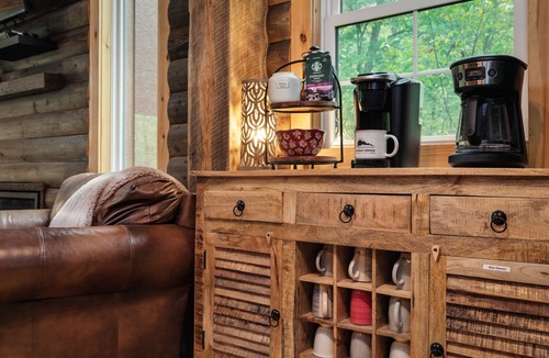 Berkeley Springs Cabin | 🍁 Cozy Luxury Cabin 🏡 Hot Tub ♨️ Fire Pit 🔥 Game Room 🎱 Minutes to Town
