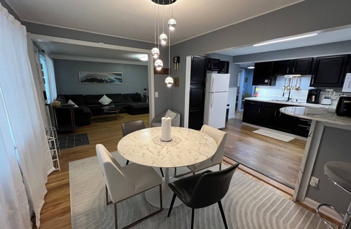 Mount Saint Joseph House | Cozy, Modern Escape; PlayStation 5 and King Suite
