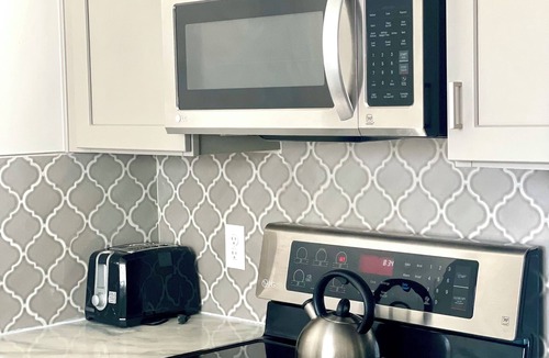Columbus House | Cozy, Modern Luxe 3-bedroom house in Columbus with WiFi and AC
