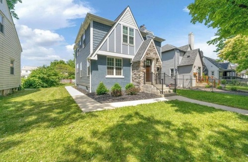 Columbus House | Cozy, Modern Luxe 3-bedroom house in Columbus with WiFi and AC