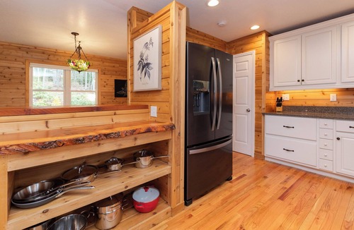 Clyde Cottage | Cozy Mountain Cabin Nestled on 3.5 Acres - Multi-Tier Deck, Creek Access!