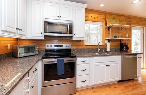 Clyde Cottage | Cozy Mountain Cabin Nestled on 3.5 Acres - Multi-Tier Deck, Creek Access!