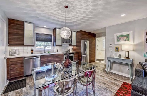 Cherry Condo | Cozy One-Bedroom Apartment in Myers Park