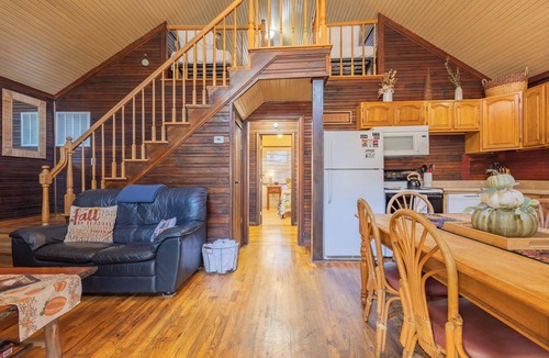 Rogers Cabin | Cozy Pet Friendly Cabin Near Red River Gorge - NEW Hot Tub + Fire Pit Nights