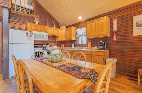Rogers Cabin | Cozy Pet Friendly Cabin Near Red River Gorge - NEW Hot Tub + Fire Pit Nights