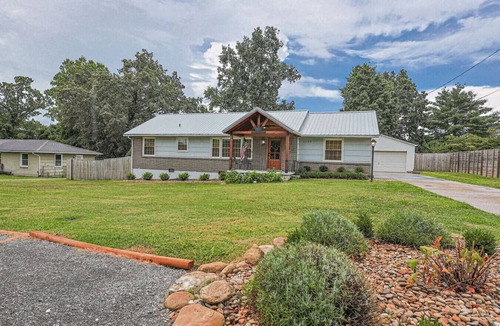 Knoxville House | Cozy Ranch Retreat w/Fire Pit! ~10min to Downtown