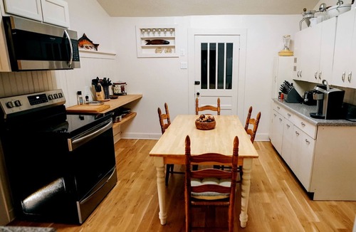 Weaverville Cabin | Cozy Rustic Cabin Nestled in the Scenic Reems Creek Valley for a Peaceful Mountain Escape Surrounded by Nature near the Pisgah National Forest in NC