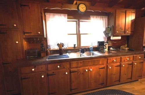 Hesston Cabin | Cozy Rustic Log Cabin minutes to Raystown Lake, 7 Points boat launch.
