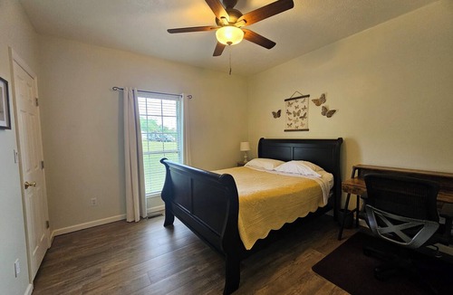 Mount Vernon House | Cozy Scenic 1-Acre Escape w/Beautiful Porch Views