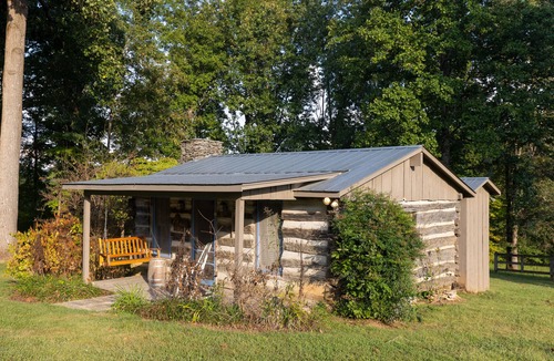 New Market House | Cozy Studio + Hot Tub | 30 Mins to Knoxville | Amber Cabin