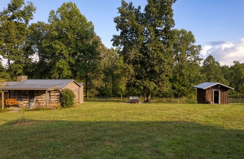 New Market House | Cozy Studio + Hot Tub | 30 Mins to Knoxville | Amber Cabin