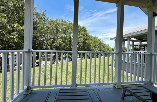 Sherrills Ford Cabin | Cozy Tiny Cabin Near Lake Norman - Pool, Kayaks & Pickleball