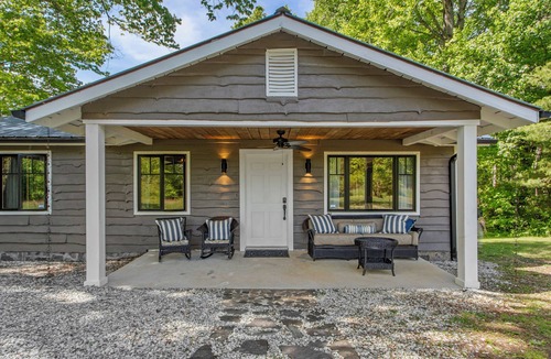 Burnsville House | Cozy, whole house in peaceful Burnsville/Celo, under the Black Mountain Range.