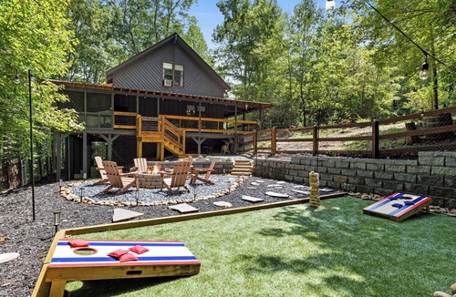 Raccoon Ridge Cabin | Cozy wooded cabin in beautiful Blue Ridge, close to town & Toccoa River