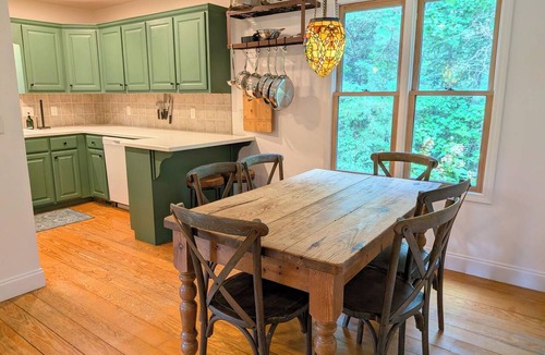 Young Harris Cottage | Crane Creek Vineyards- Cozy Vineyard Cottage
