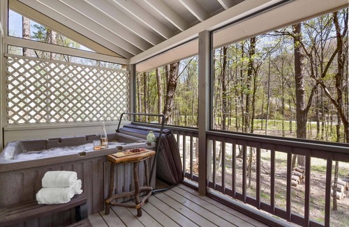 Foxfire Estates Cabin | Creekfront Cabin ★ Hot Tub ★ Firepit ★ 3BR/2BA ★ Sleeps 7 ★ Fiber WiFi