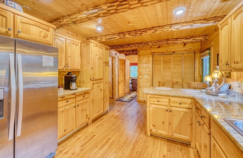 Cashes Valley Cabin | Creekfront Retreat | 3 King Suites Hot Tub 10 Min to Blue Ridge