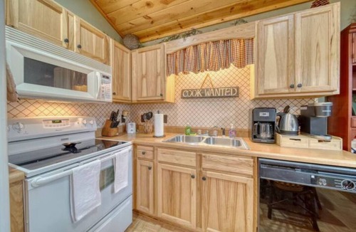 Hiawassee Cabin | Creekside Cabin - Hot Tub, Firepit, Porch