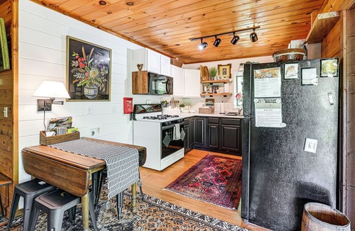 Highlands Cottage | Creekside Cabin: Tubing, Trails & Highlands Charm!