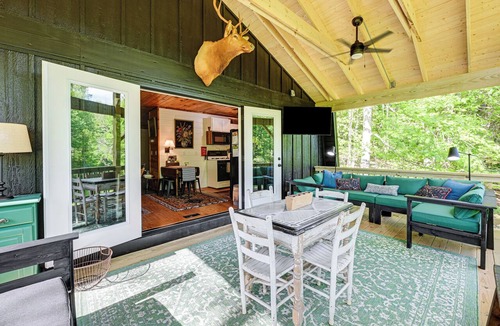 Highlands Cottage | Creekside Cabin: Tubing, Trails & Highlands Charm!