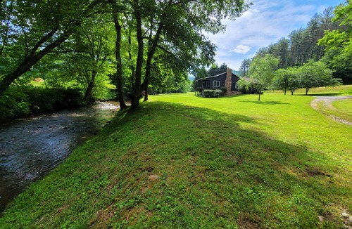 Hiawassee Cabin | Creekside cascades is a beautiful 3 bedroom waterfront cabin on 2 acres!