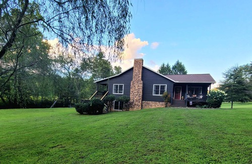 Hiawassee Cabin | Creekside cascades is a beautiful 3 bedroom waterfront cabin on 2 acres!