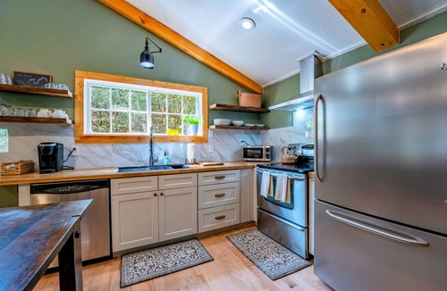 Lakemont Cabin | Creekside Lakemont Retreat ~Adventure & Relaxation