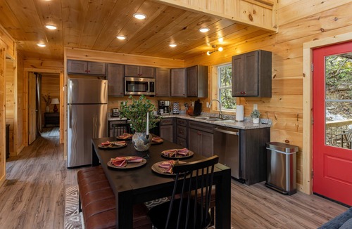 Stanton Cabin | Crimson Landing l Lux Cabin in RRG, Dome, Hot Tub