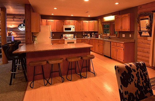 Bourbon Cabin | Custom Lodge in woods w/Private pool & Stocked Lake + walking trail, sleeps 24!
