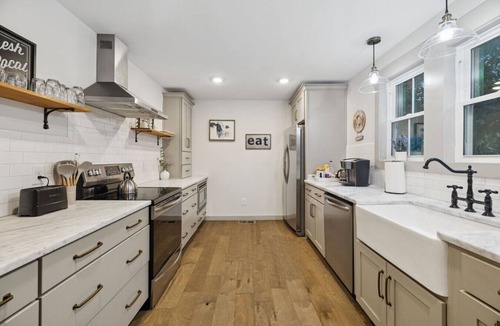 Nashville House | Cute Cabin with Hot Tub 30 mins from Nashville