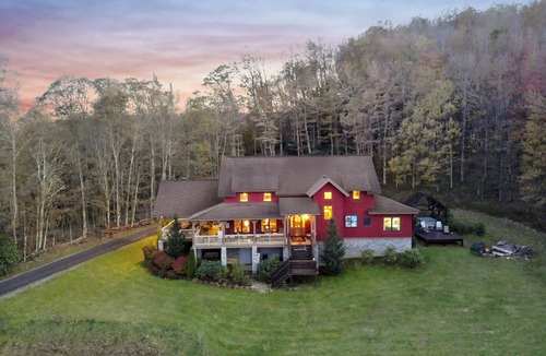 Banner Elk Cabin | D'Coys Nest- Secluded home on 4 acres, beautiful views, hot tub, fire pit