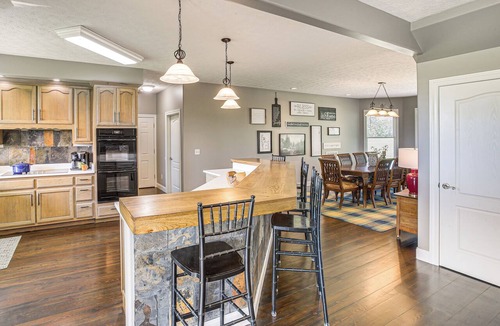 Springfield House | Day Trip to Nashville! Large Home on 5 Acres